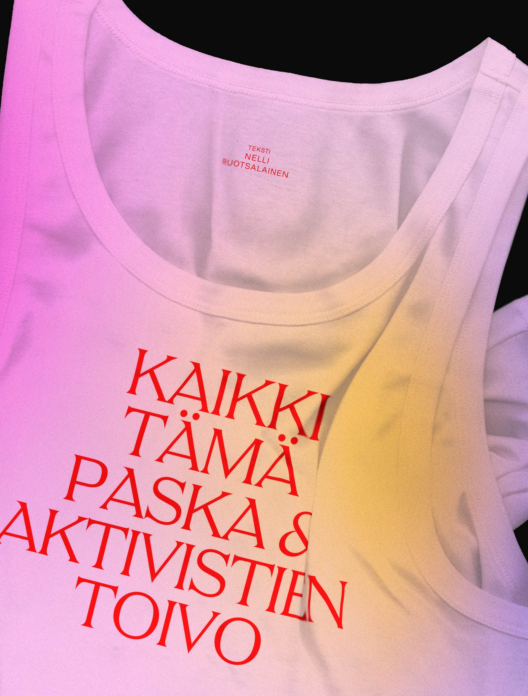 Kuvassa t-paita, jonka etuosassa lukee jutun otsikko. Paidan yläosassa lukee jutun kirjoittajan nimi.